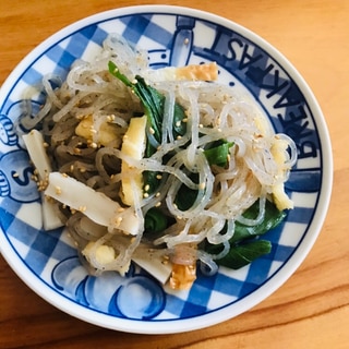 糸こんにゃくで油揚げとネギ、ちくわの焼うどん風